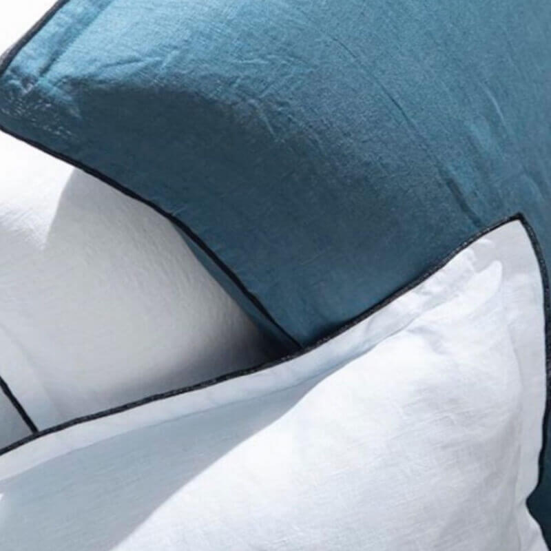 parure-e-lit-oreillers-bleu-blanc-assortis